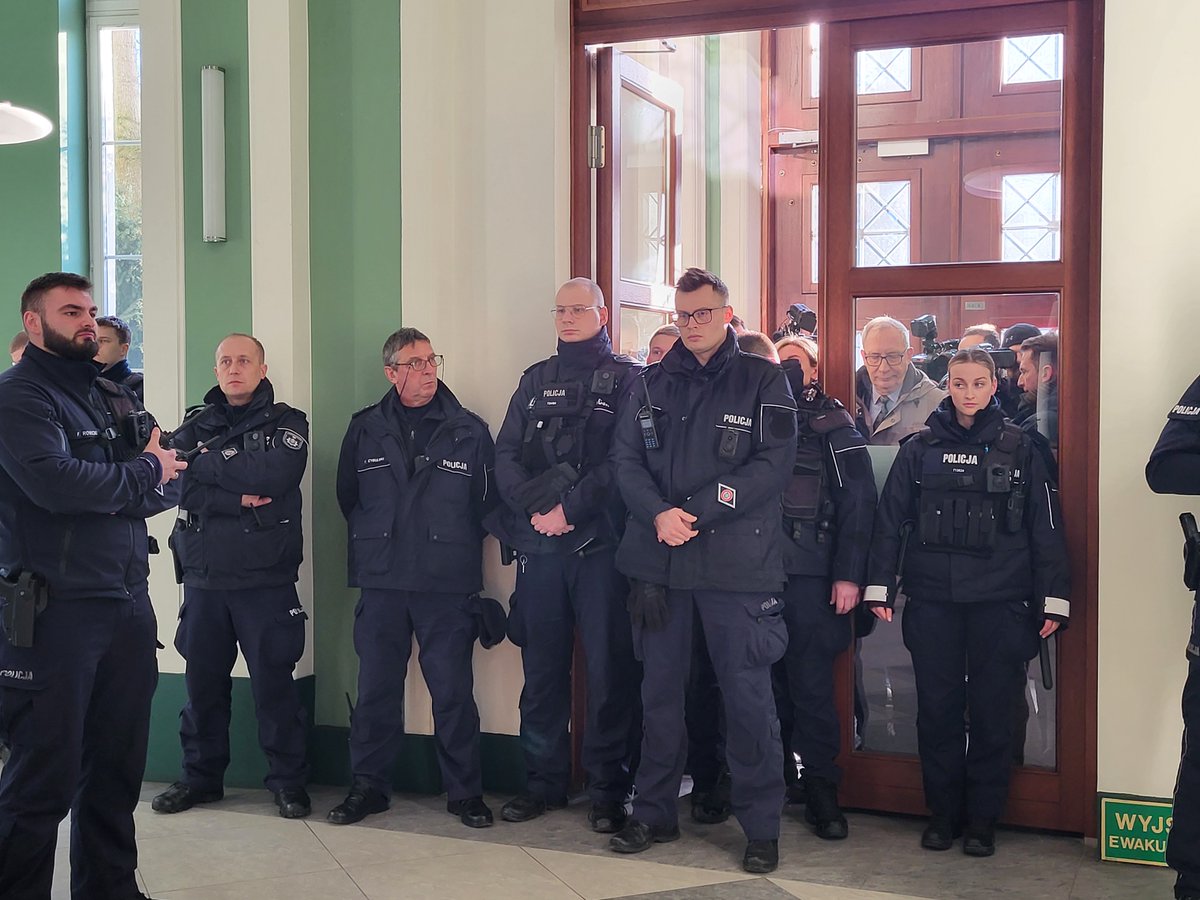 KRS_RP's tweet photo. Po wielu przepychankach w drzwiach, interwencji Przewodniczącej @KRS_RP do siedziby biura Rady udało się wejść dwóm posłom: @DariuszMatecki i @MWosPL Oblężenie budynku trwa. Mediów nie wpuszczono mimo mrozu. Być może dojdzie do kolejnego "prucia szaf" z aktami. https://t.co/Cb2nGMlfXU