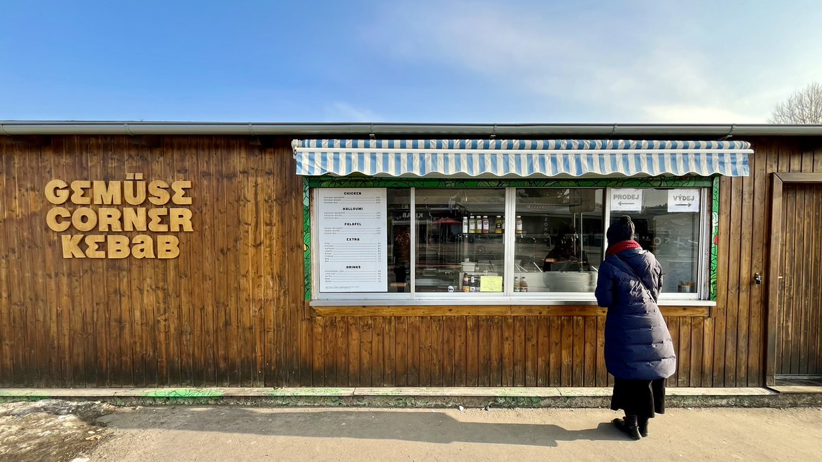 Stačí, aby začalo mrznout a před nejlepším kebabem ve městě rázem není fronta :)