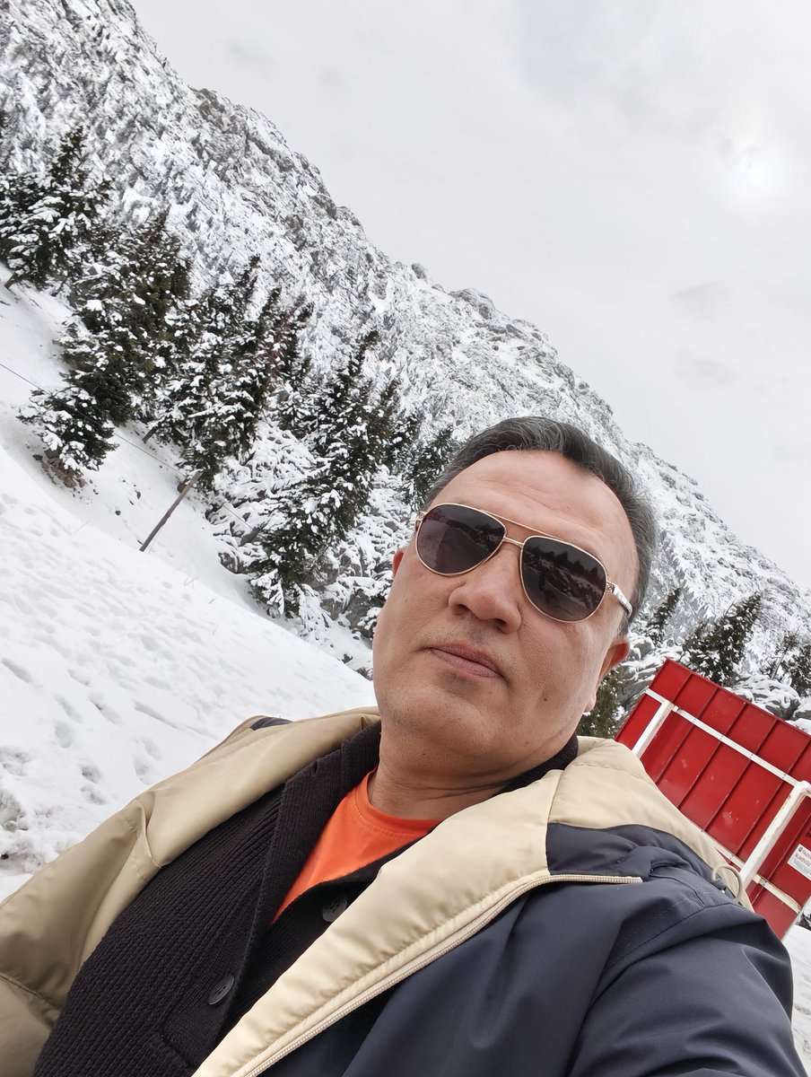 Yol seni çekerse sefere bak. 
Her şehirde farklı bir iklim seyre bak. 
Bırak dönsün dünya 
Sen kendi dönüşümünü tamamlamaya bak