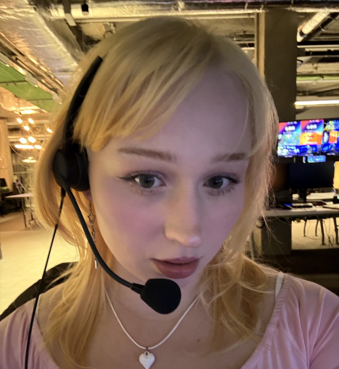 SmelleyMely tweet media