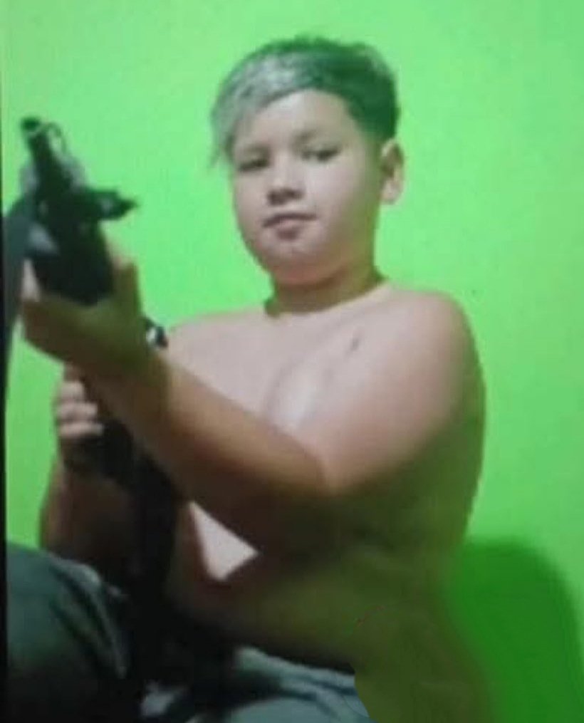 Que sea un DELINCUENTE menor de edad, NO lo convierte en víctima, es un potencial asesino que sabia manejar armas y vehículos muy bien.
Todo lo que aprendió en su corta vida fue a delinquir sin miedo a nada y sin respeto por la vida ajena.
Dejen de santificarlo.
Que sirva de