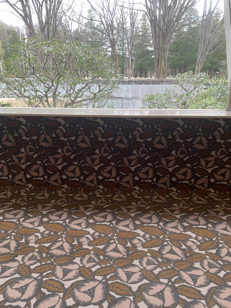 世田谷美術館「つぐ minä perhonen」見ました。様々な素材や技法でデザインする過程、工場で生地が出来る様子、職人さんインタビューなど見応えある展示でした。ミナを見ると曇天を愛おしく感じます。