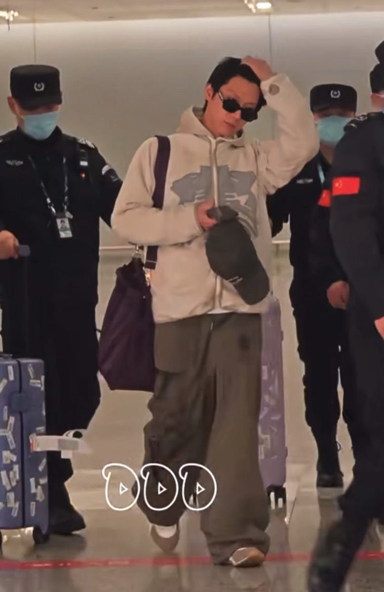 Fz_Fang's tweet image. บินอย่างต่อเนื่อง ถึงจีนแล้วอะ กระเป๋าม่วง 1 กระเป๋าม่วง 2 กระเป๋าม่วง 3 คนที่โดนสีม่วงกลืนกินที่สุดคือ