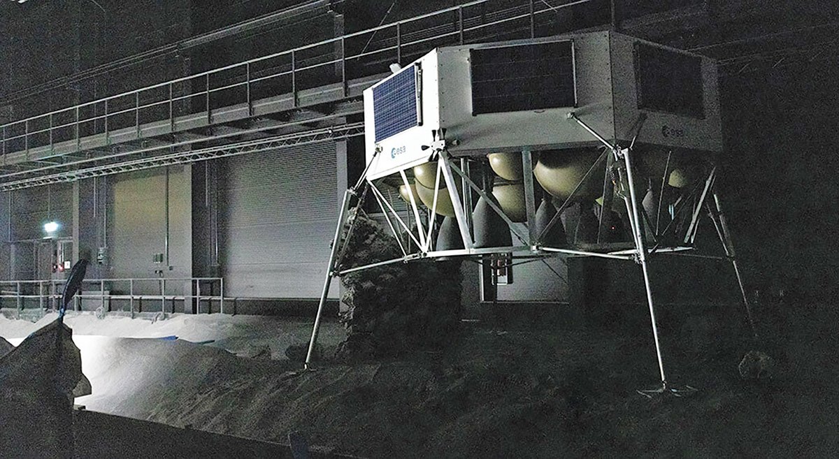 Argonaut, un modelo a escala completa del módulo europeo de alunizaje, se encuentra haciendo pruebas en LUNA, las instalaciones que el Centro Aeroespacial Alemán (DLR) y la ESA gestionan conjuntamente en Colonia.

📕 Revista N.º 319 (Enero 2026)
Sección: Cuenta atrás
#argonaut