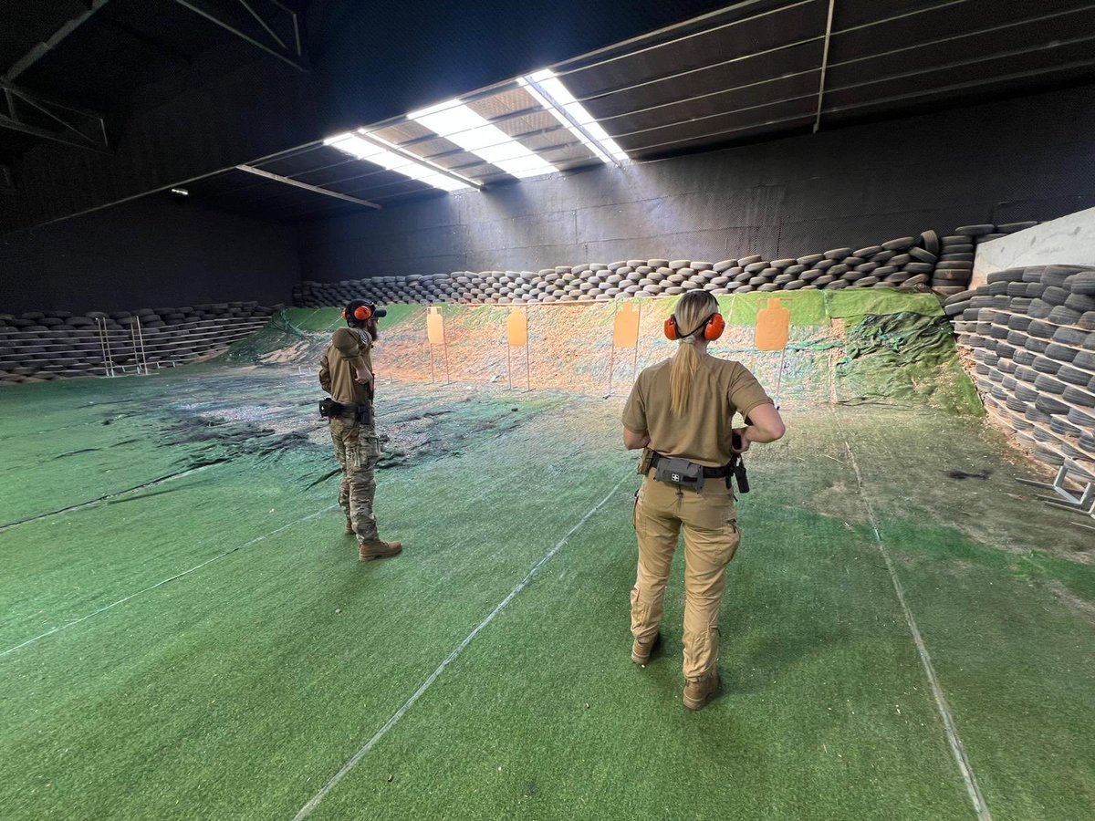 pascalbluhm3's tweet image. Hey wir suchen aktuell ein Paar Leute wo sich im Sicherheitsgewerbe weiterbilden möchten und den ein oder anderen Lehrgang machen wollen. Als Nächstes würden wir einen Private Security Detail Kurs machen, wenn sich da noch ein paar finden würden wäre das Perfekt.