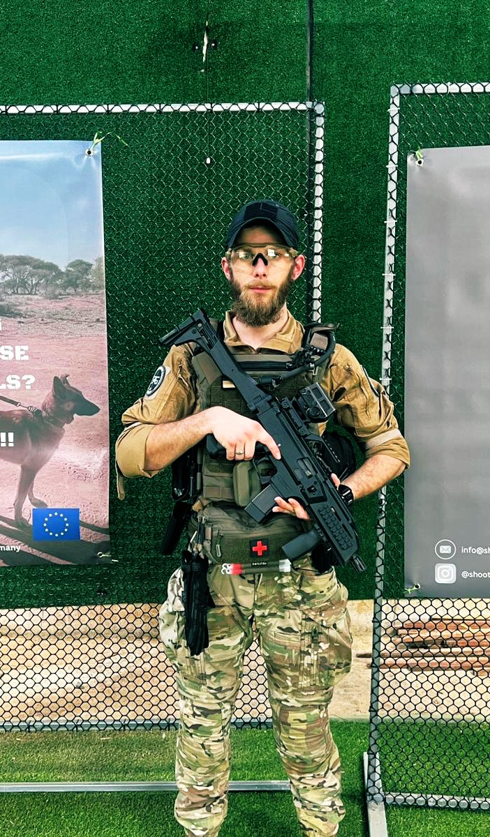 pascalbluhm3's tweet image. Hey wir suchen aktuell ein Paar Leute wo sich im Sicherheitsgewerbe weiterbilden möchten und den ein oder anderen Lehrgang machen wollen. Als Nächstes würden wir einen Private Security Detail Kurs machen, wenn sich da noch ein paar finden würden wäre das Perfekt.