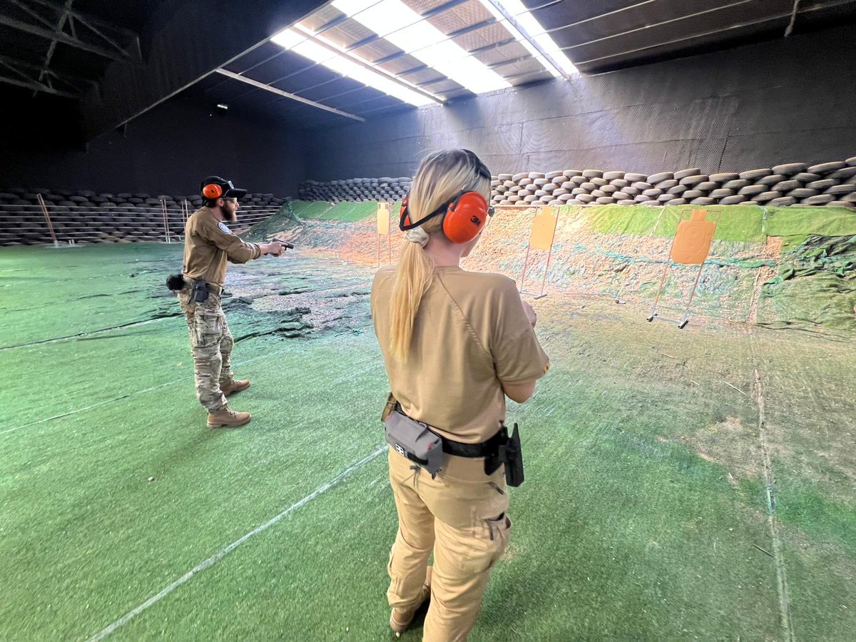 pascalbluhm3's tweet image. Hey wir suchen aktuell ein Paar Leute wo sich im Sicherheitsgewerbe weiterbilden möchten und den ein oder anderen Lehrgang machen wollen. Als Nächstes würden wir einen Private Security Detail Kurs machen, wenn sich da noch ein paar finden würden wäre das Perfekt.