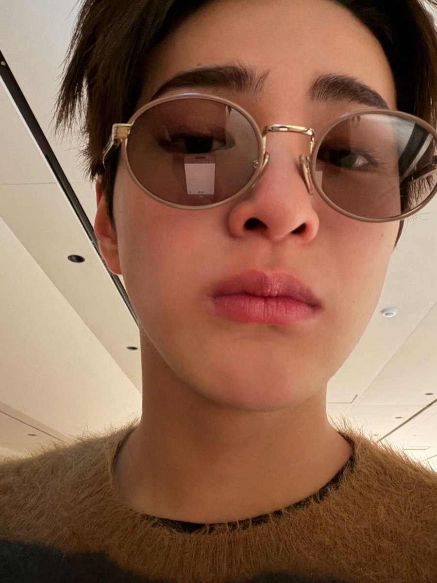 anhkeohno's tweet photo. A new baby in my glasses collection. What do you guys think? 🕶️ https://t.co/6JpVbRHgKc