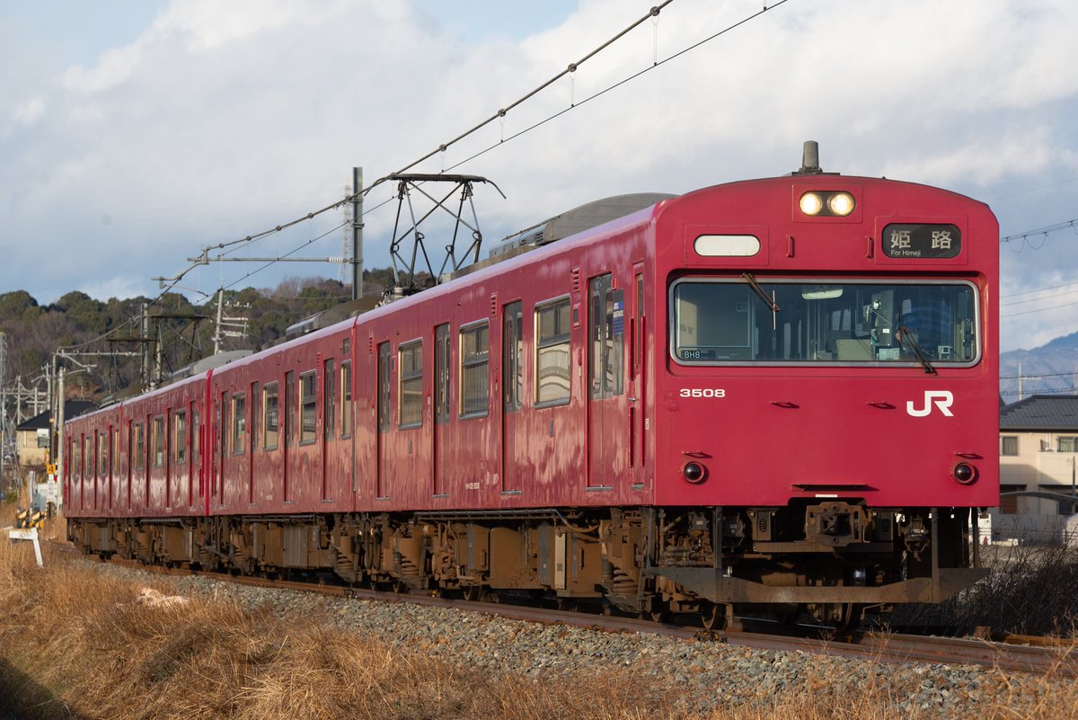 ef80_39's tweet photo. 出張侍、神戸へ。
今日はオフだったので、
マイブームの播但線へ。
雪が降ったり止んだりする中、
103系4連とはまかぜ4号は、
光線良好でした。
はまかぜは、少しながら着雪も。
ただ、寺前俯瞰のはまかぜは、
雪強すぎて何も見えませんでした…。 https://t.co/od1AzSbGaG
