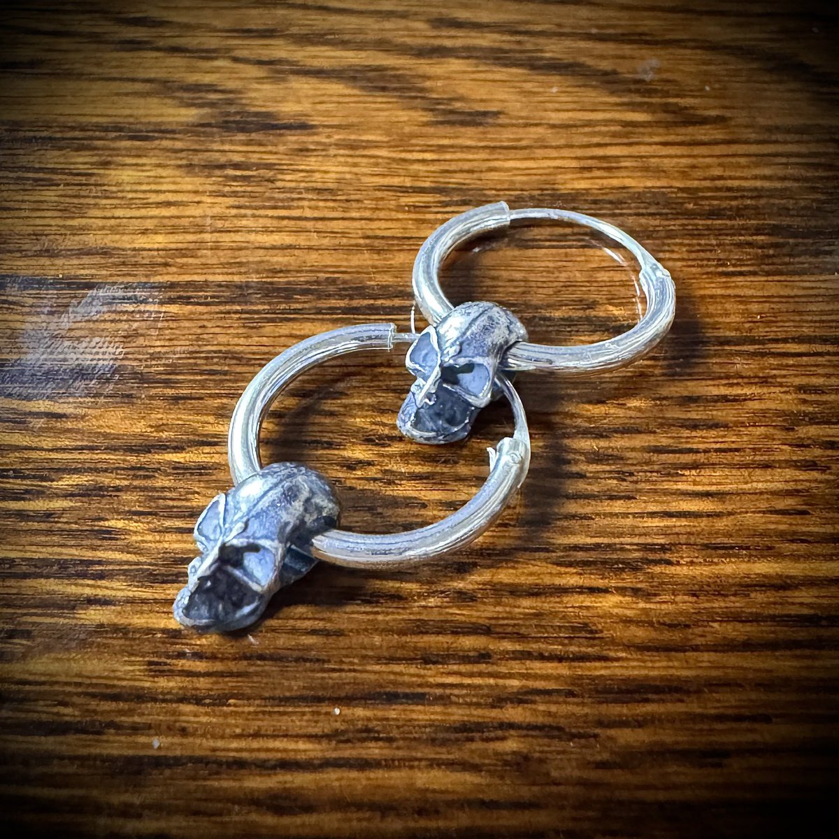 定番人気のスカルピアスシリーズ💀可愛い骸骨がぶら下がる『スカル