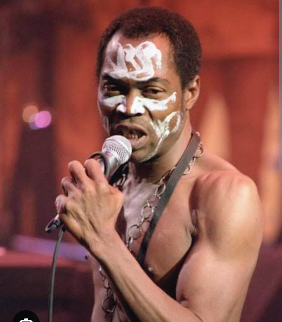 AreaFada1's tweet image. Wiz and Fela.
“Who Big Pass?”

Small boys go write/talk like small boys.
Elders go make you think.

Wizkid dey sing for crowd,
stadium full, light dey flash,
money dey talk, awards dey stack,
world dey shout: Starboy!

Fela no need spotlight,
him own be fire for chest,
kalakuta…