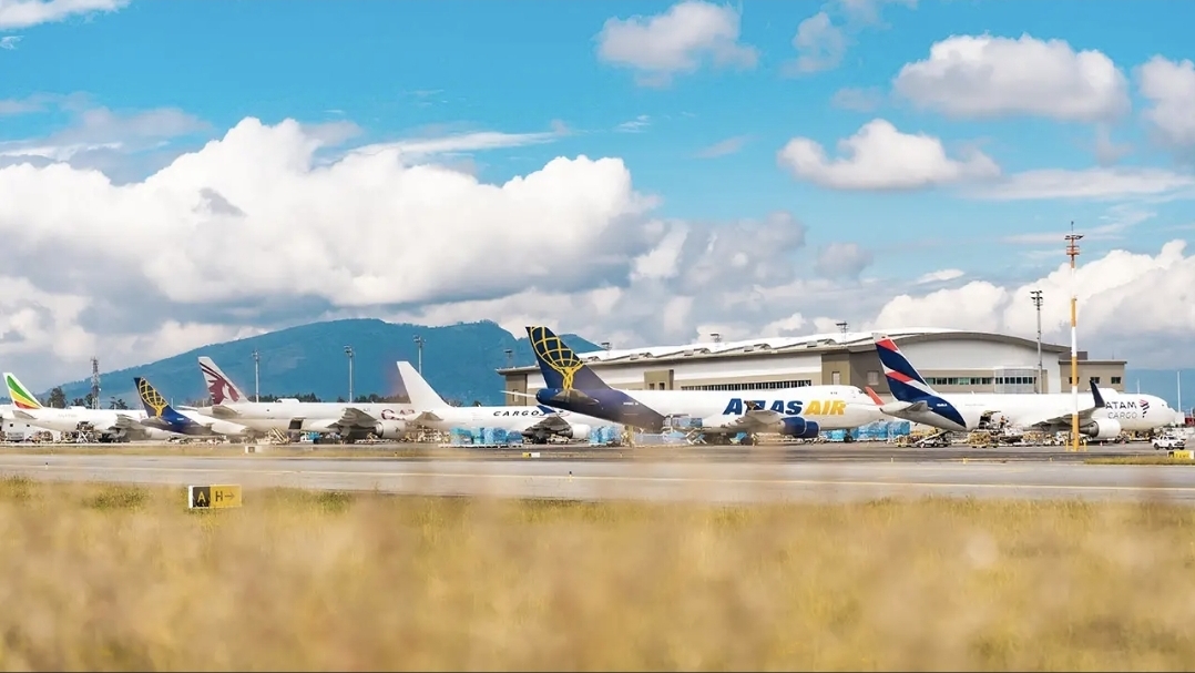 Arrancó la temporada de #SanValentín 2026 en el Aeropuerto de #Quito, temporada alta de carga con proyección de crecimiento del 6% en comparación con el año anterior 👇 nlarenas.com/2026/01/arranc…