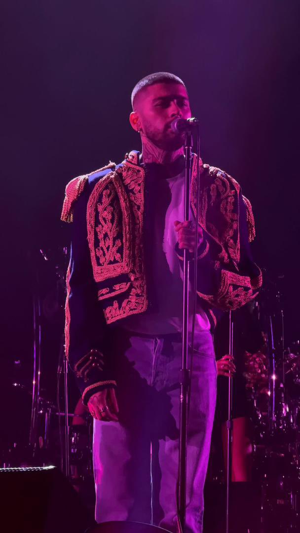 GirlAlmighty444's tweet image. Apenas me levanto y veo q Zayn le robó el Outfit a Simón Bolivar.