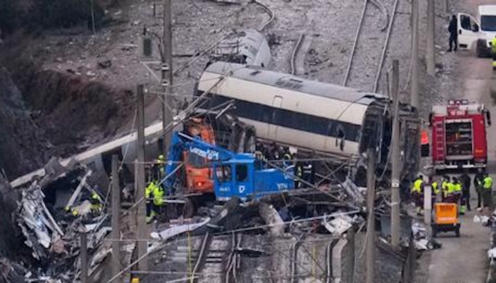 SentinelDigest's tweet image. A tragic train derailment near Barcelona reveals critical commuter safety issues. Let's push for improvements to prevent future accidents. 🚆💔 #Barcelona #CommuterSafety #TrainDerailment

Read more: zurl.co/fSuUG