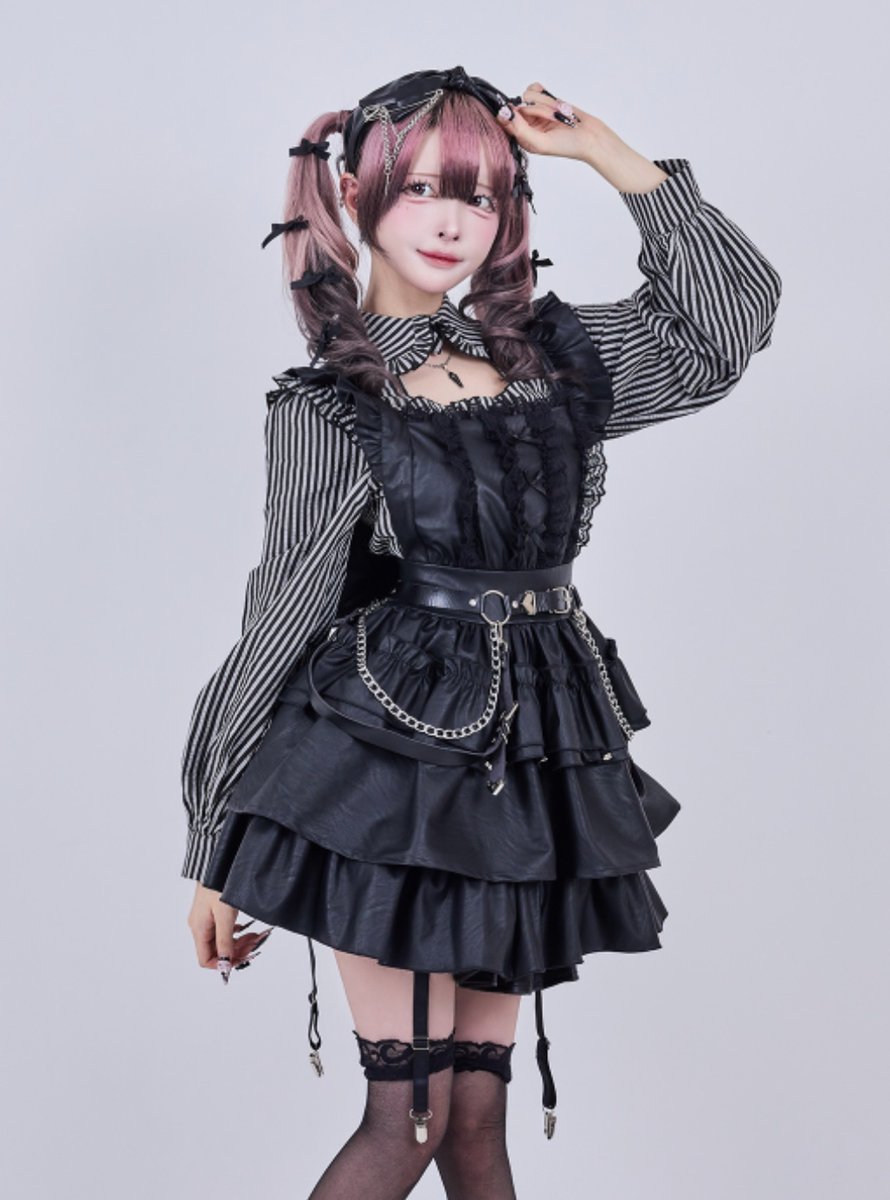 IMVAL / Leather Apron Dress 甘く可憐なフリルデザインに、程よい厚み