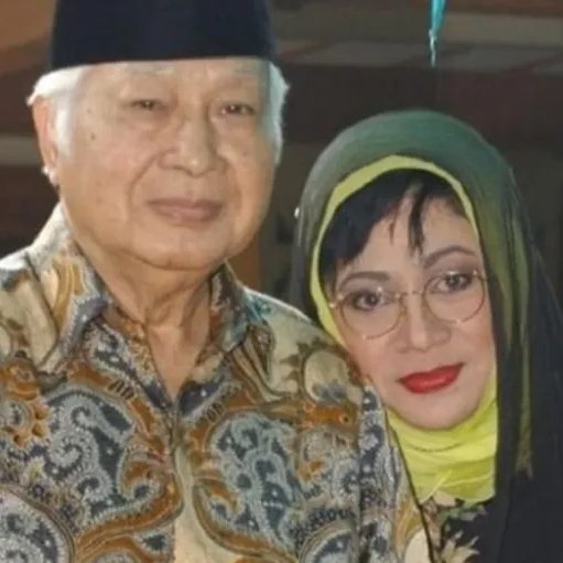 zhil_arf's tweet image. Pada 1988, Kepala Staf Umum ABRI yang baru menjabat, Soedibjo Rahardjo, diminta menghadap Tutut Soeharto. 

Di pertemuan itu, Tutut menuntut permintaan mengejutkan.

Tutut meminta seluruh bisnis senjata ABRI.

Semuanya.

Apabila ABRI membeli tank dari luar negeri, yang memegang…