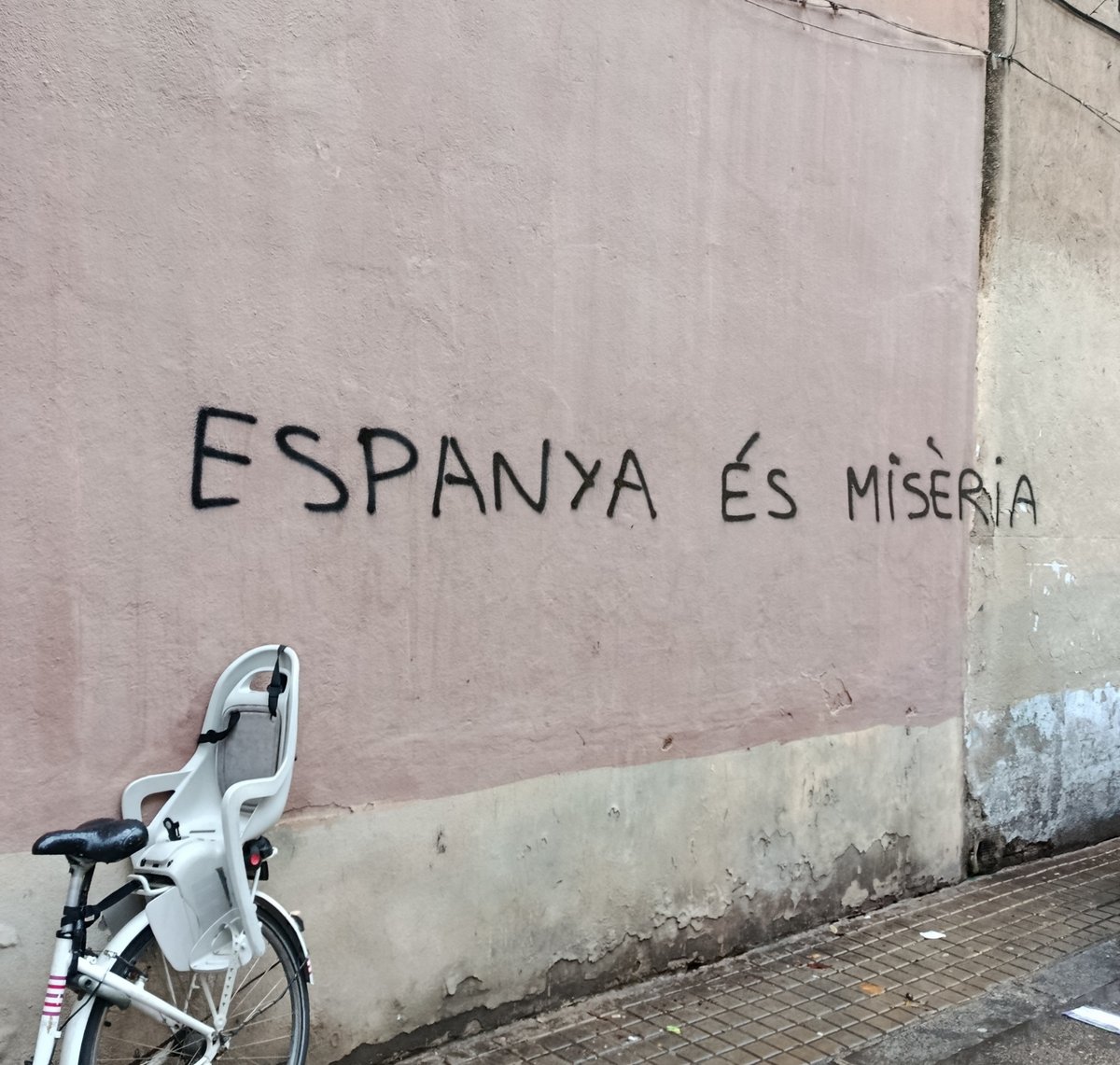 PunsodaRicart's tweet image. A tots ens aniria millor si ens separéssim. A ells, a mig termini, també.