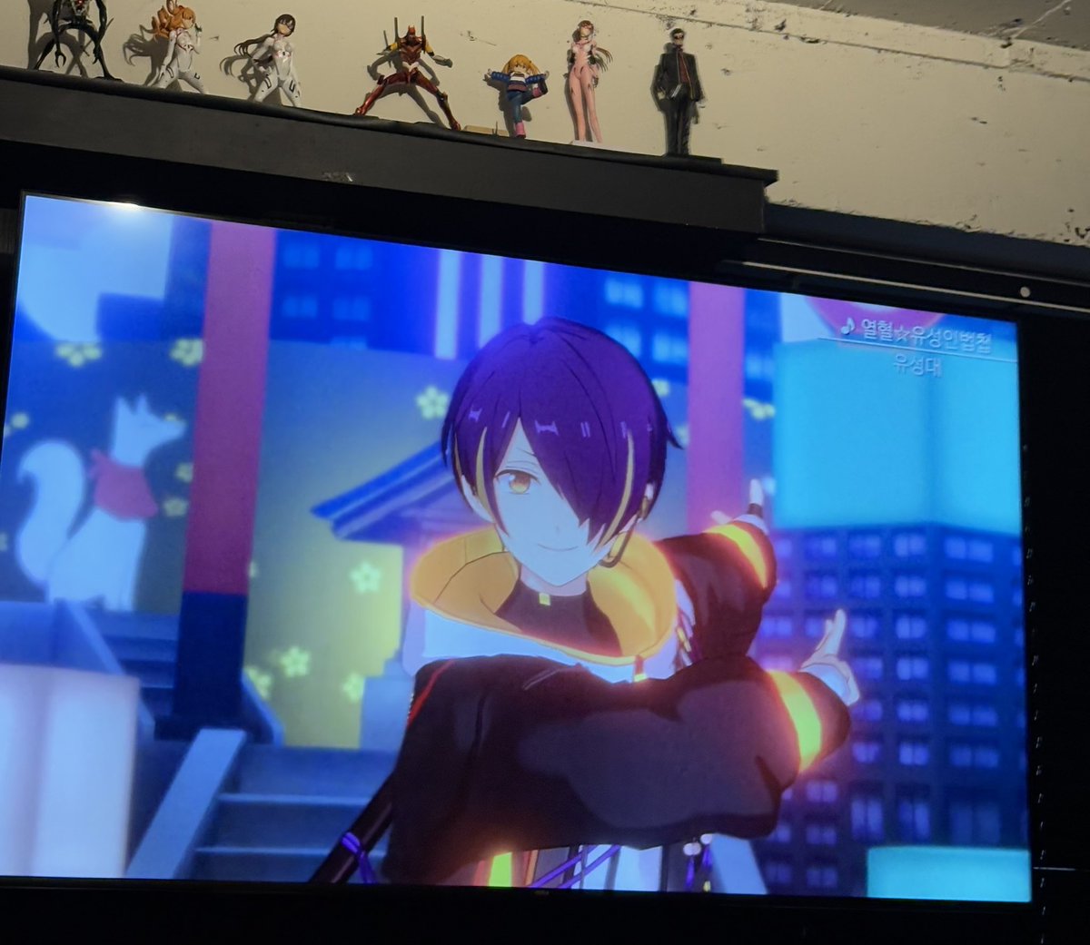 마요시노 칵테일을 마시고왔습니다...ㅎㅎ
ㅁㅇㅇ는 술이고 ㅅㄴㅂ가 시럽이라 섞어마셨는데
어느쪽도 달달하지만ㅁㅇㅇ가 알콜이기도하고... 훨씬 어른스러운 절제된 단맛이라는게 좋았네여 그리구 입맛에엄청잘맞았다
요청안했는데 노래트는 대형티비로 하코곡도 틀어주심