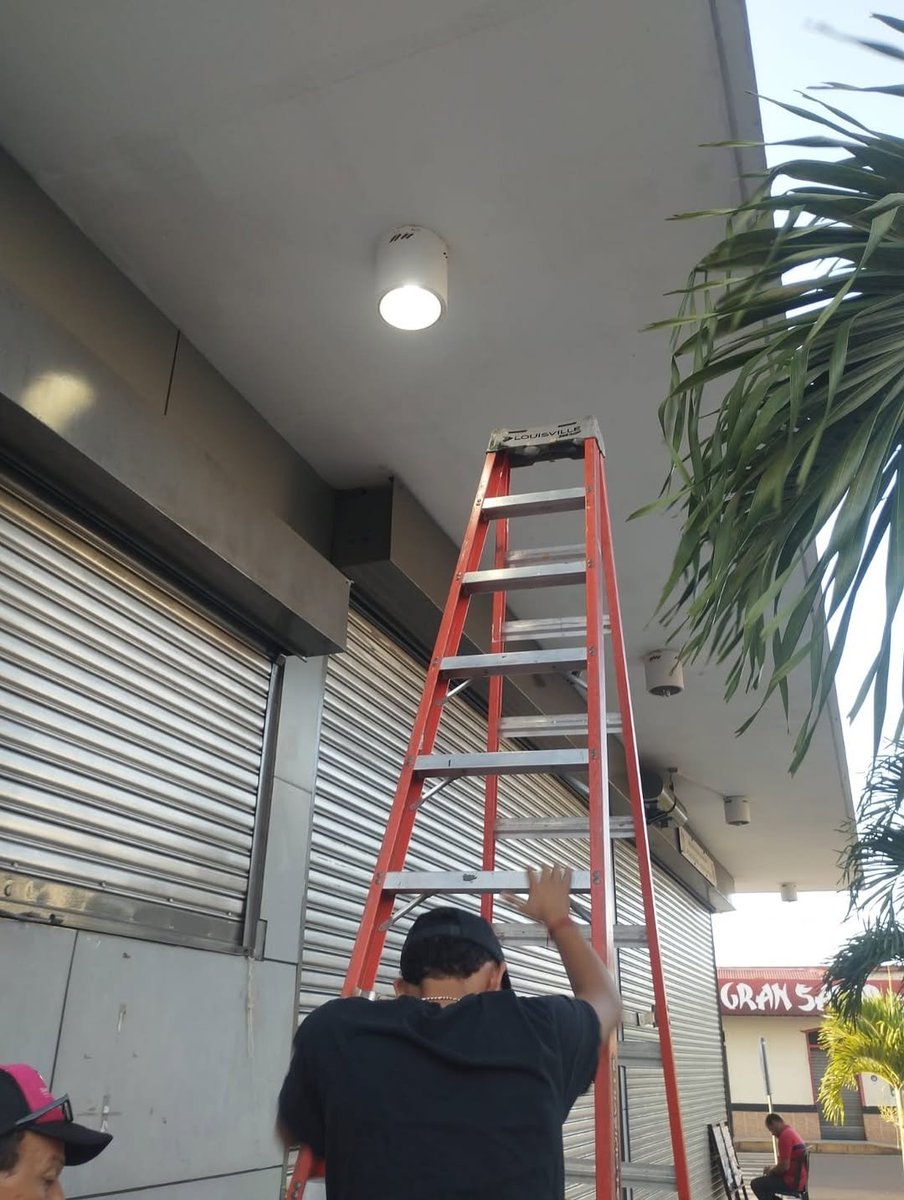 Comprometidos con el embellecimiento y la seguridad de nuestra ciudad, el personal de mantenimiento de la Alcaldía de Chitré brindó apoyo eléctrico en la iluminación de la fachada del Registro Público.