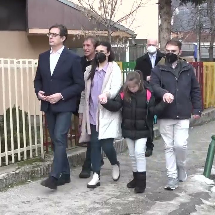 Cultination1's tweet image. 🇲🇰 🙌 ELLE EST HARCELÉE À 11 ANS À CAUSE DE SA TRISOMIE 21 : LE PRÉSIDENT DE SON PAYS L’A ACCOMPAGNÉE À L’ÉCOLE.

En 2022, en Macédoine du Nord, le président Stevo Pendarovski a tenu la main de la petite Embla Ademi, 11 ans, atteinte de trisomie 21, et l’a accompagnée jusqu’à la…