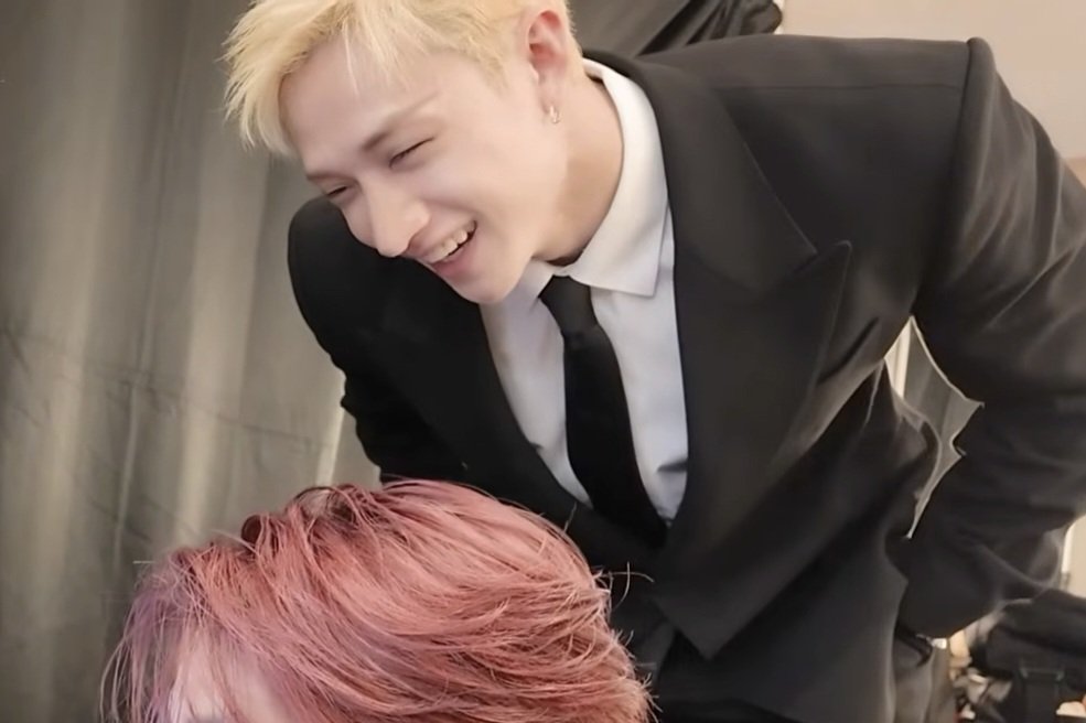 정장 차려입고 주머니에 손 넣은 채로 그렇게 잘생기게 웃으시면 너무 좋아서 힘들어요🫠