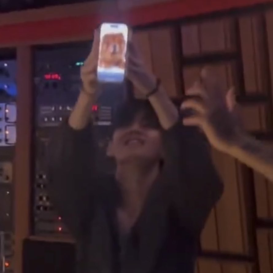 jminvoice's tweet image. acho que tem alguma coisa rolando