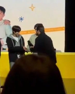 starlighteuk's tweet photo. chul grabbed the mic but instead of keeping it he instantly turned to pass it to teuk even though the staff were already right there, hand stretched out, ready to give Teuk another mic LIKE PLEASE THE INSTINCT AND THE WAY HE ALWAYS THOUGHT OF HIM FIRST😭😭😭🥹 https://t.co/2H8Yl7BghK