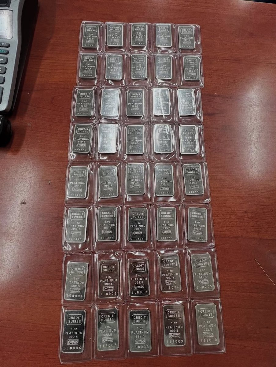 Only_a_Trader's tweet photo. 🚨 BITCOIN’İ 100 DOLARDAN ALDIM, İŞTE SIRADAKİ HAMLEM

Altın değil, gümüş değil.

Peki ne?

— Platin

Son 2 haftada yaklaşık 3 milyon dolar karşılığında 1.218 ons platin satın aldım.

Gezegendeki en değeri düşük sert varlığa baktığımızı düşünüyorum.

Neden platin aldığımı anlatayım:

Altın tüm zamanların zirvesinde, gümüş ise adeta patlıyor.

Buna karşılık platin AŞIRI derecede ucuz.

Altın / Platin oranı ~1,98x

Tarihsel olarak platin, ortalama olarak altının 1,2 katı fiyatla işlem görmüştür.

Bu da bugünkü koşullarda platin için yaklaşık 5.796 dolar/ons anlamına geliyor.
Yani mevcut 2.480 dolar seviyesinin iki katından fazla.

Madencilik tarafı daha da çarpıcı:

1 ons platin çıkarılırken, yaklaşık 15–20 ons altın çıkarılıyor.

Yani…
Platin, altından yaklaşık 20 kat daha nadir.

Üstelik artık sadece mücevher ya da katalitik konvertör meselesi değil.

Bu metal, hidrojen ekonomisi için KRİTİK.

Dünya arzının %70’i Güney Afrika’dan geliyor —
ve bu ülke ciddi bir elektrik şebekesi çöküşü yaşıyor.

Diğer büyük üretici Rusya.

Ve yer üstü stoklar hızla eriyor.

BTC’ye short açmıyorum.
Ama 2026 için asimetrik bahis kesinlikle platin.

Bu pozisyonu, emeklilik seviyesinde bir yatırım olarak görüyorum.

Nasıl sonuçlanacağını göreceğiz.

Ayrıca daha da büyük bir yatırım yapacağım (5 milyon dolar).
Bu işin doğası gereği bunu herkesle paylaşamam.

Giriş fiyatını korumak için paylaşmadan önce hesabımı gizliye almam gerekebilir.

Takip etmiyorsan, göremezsin.

Bu son şansın.

Şimdi takip et…
ya da sonsuza kadar pişman ol.