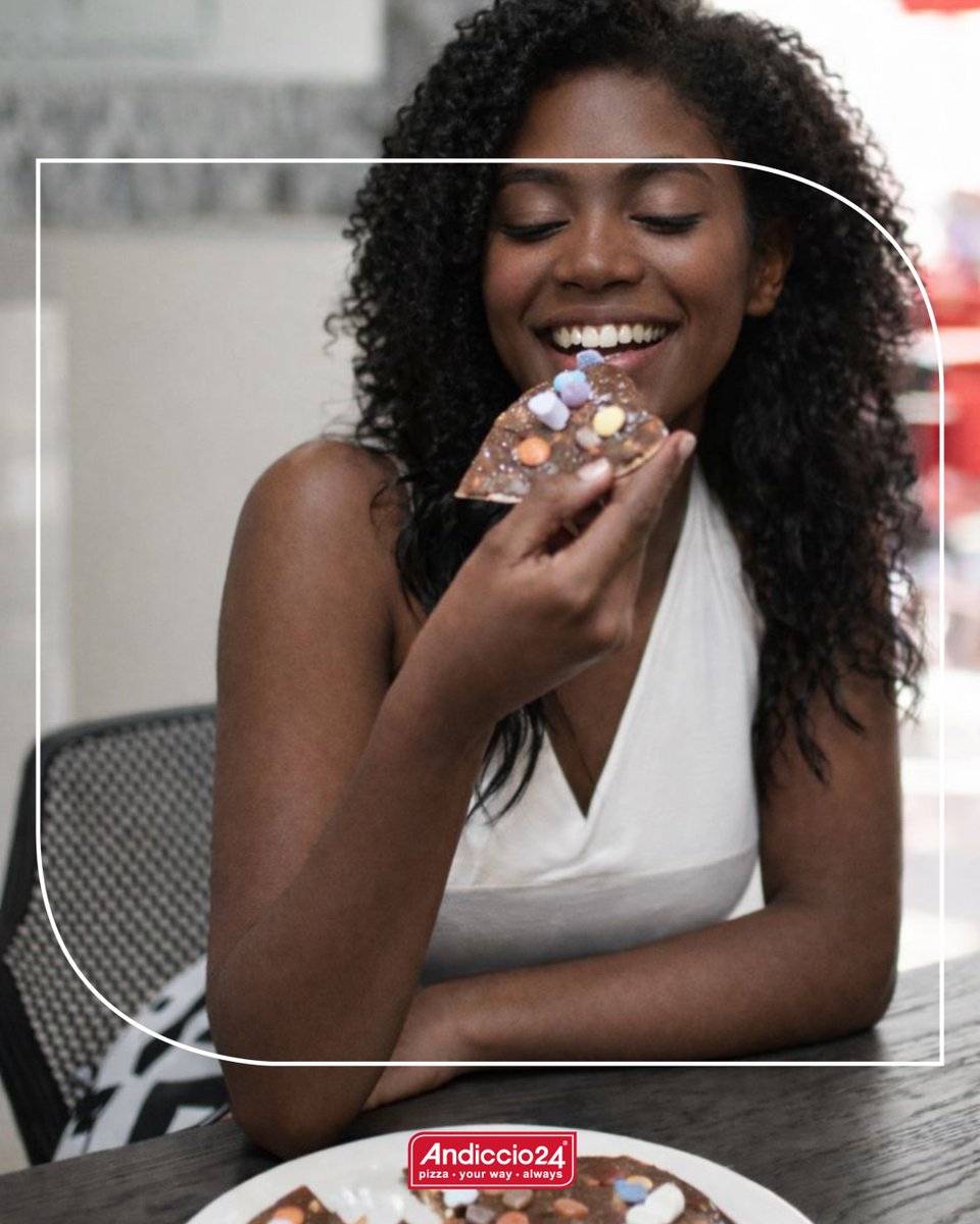 Andiccio24's tweet image. Roses are red, violets are blue…Our dessert pizza is sweet, and so are you. Treat yourself! 💘🍫 #DessertPizza #Andiccio24 #SweetTreat #Nutella #Dessert