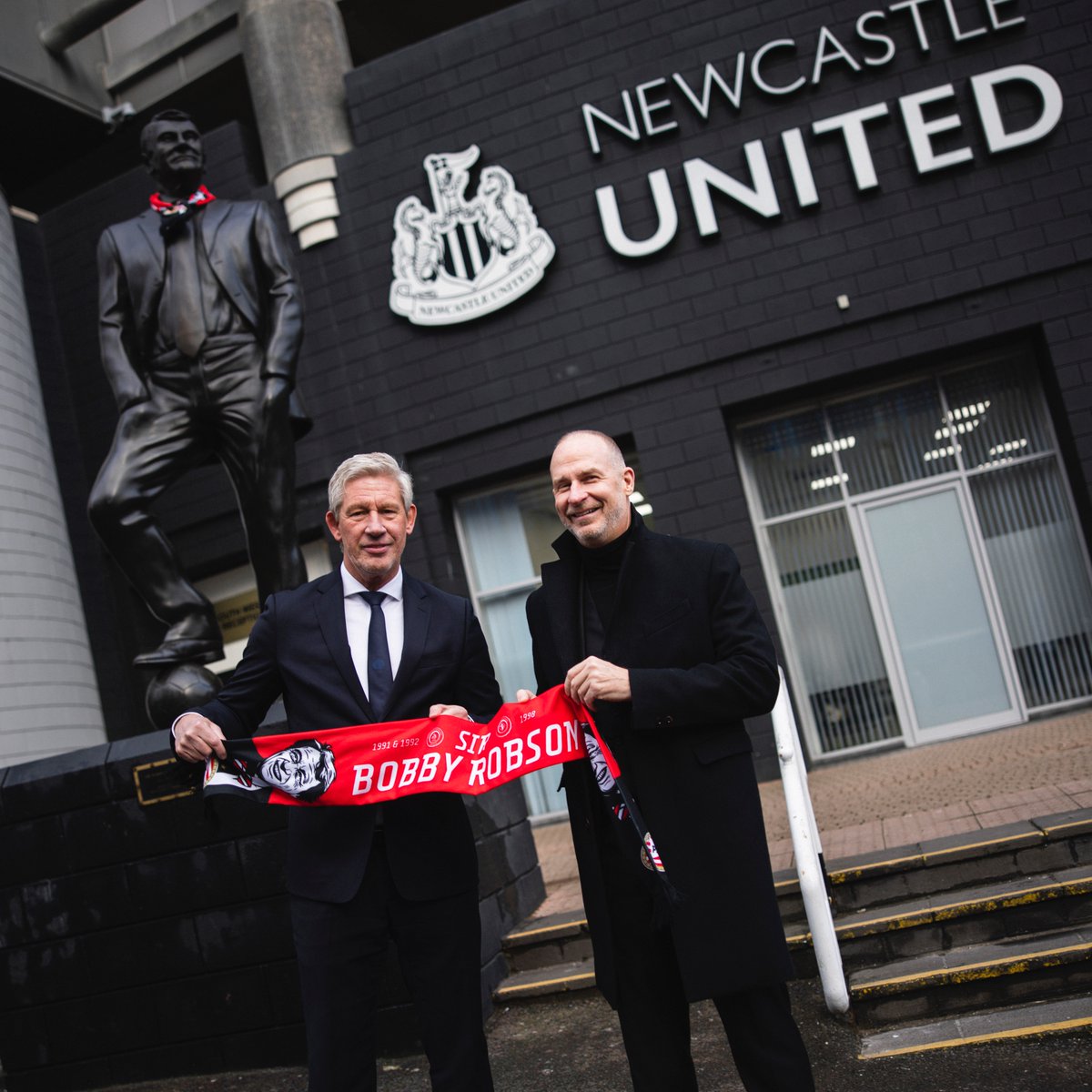 Honoring Sir Bobby Robson. A true football icon with a place in both Newcastle’s and PSV’s history ❤️

#NEWPSV #UCL