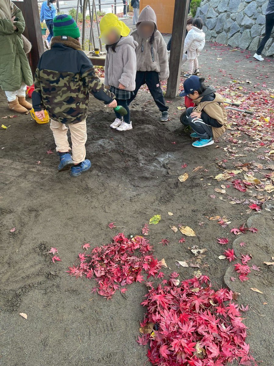 sgubbskai's tweet photo. 11月9日（日）
あすかの森認定子ども園　子ども食堂　ななかま堂
参加者　田口・伊東・内山・森田

今回の子ども食堂では、外遊びやセロハンステンド制作をしたり、おいもを新聞紙で包んで温めたりしました。今回は、焼き芋作りをしたので、多くの子どもたちや保護者の方が来ていました。 https://t.co/HkyR3bG2F7