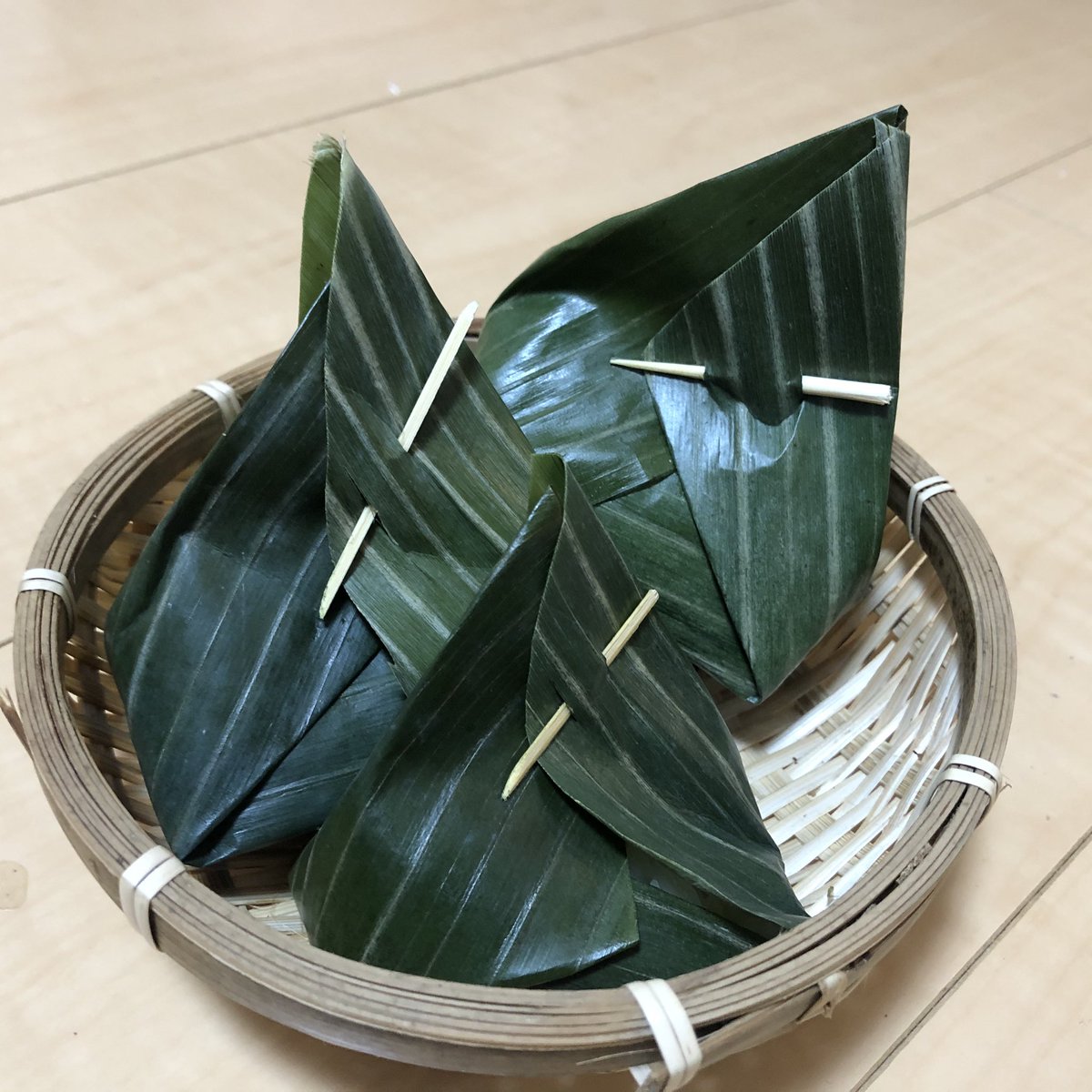 Sim_Cin's tweet image. เวลาเพื่อนคนญี่ปุ่นที่บริษัทบอกอยากชิมอาหารไทย เราจะจัดเต็มทุกรอบ ถามก่อนว่ามีเมนูที่อยากชิมไหม กินเผ็ดได้ไหม มีอะไรที่ไม่ชอบไหม แล้วพยายามทำให้มันคล้ายอาหารไทยที่สุด วัตถุดิบก็ต้องใกล้เคียงบ้านเรามากๆ พอมีคนสนใจคืออยากพรีเซนอาหารบ้านเรามากๆ