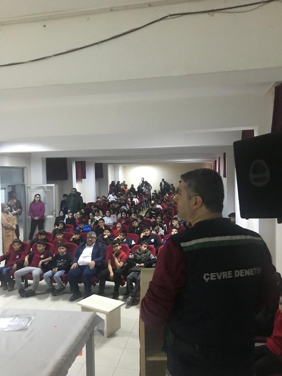 BatmanCSB's tweet photo. T.C. BATMAN VALİLİĞİ
ÇEVRE, ŞEHİRCİLİK VE İKLİM DEĞİŞİKLİĞİ İL MÜDÜRLÜĞÜ

İLİMİZDE SIFIR ATIK YÖNETMELİĞİ KAPSAMINDA 2025 YILINDA
YAKLAŞIK 10 BİN KİŞİYE EĞİTİM VERİLMİŞTİR.
İl Müdürlüğümüzce 2025 yılı içerisinde, 12.07.2019 tarihli ve 30829 sayılı “Sıfır Atık
Yönetmeliği” kapsamında, Kamu kurum/kuruluşları, Trafik Eğitim Parkı ve eğitim
kurumlarında yaklaşık 10.000 kişiye çevre bilinci, sıfır atık, geri dönüşüm konularında eğitim
verilmiştir.
Yapılan eğitimlerle; sıfır atık bilinci geliştirilerek atık oluşumunun önlenmesi, atıkların
azaltılması, tekrar kullanılması, geri dönüşümü gibi prensiplerin günlük yaşamda
uygulanmasını sağlayarak sıfır atık uygulamalarının hayata geçirilmesi hedeflenmektedir.
Bununla birlikte İl Müdürlüğümüz tarafından, eğitim programının geliştirilip 2026
yılında daha fazla hedef kitleye ulaşılması hedeflenmekte olup İl Müdürlüğümüzce belirlenen
hedeflere ulaşmak için gerekli çalışmalar yapılmaktadır.