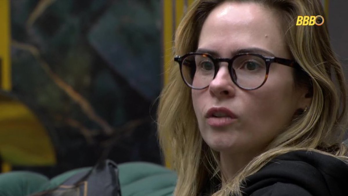 Dantinhas's tweet image. Sarah: "Tá uma paz! Ana, tem alguma novidade pra gente? Tá uma paz a casa."

Ana: "Calma, me deixa. Acabei de acordar. Eu já falei que as comidas dos defuntos todos que me colocarem no Paredão serão minhas. Então o pão da Aline já é meu. E ai de quem reclamar! O pão, o ovo da…