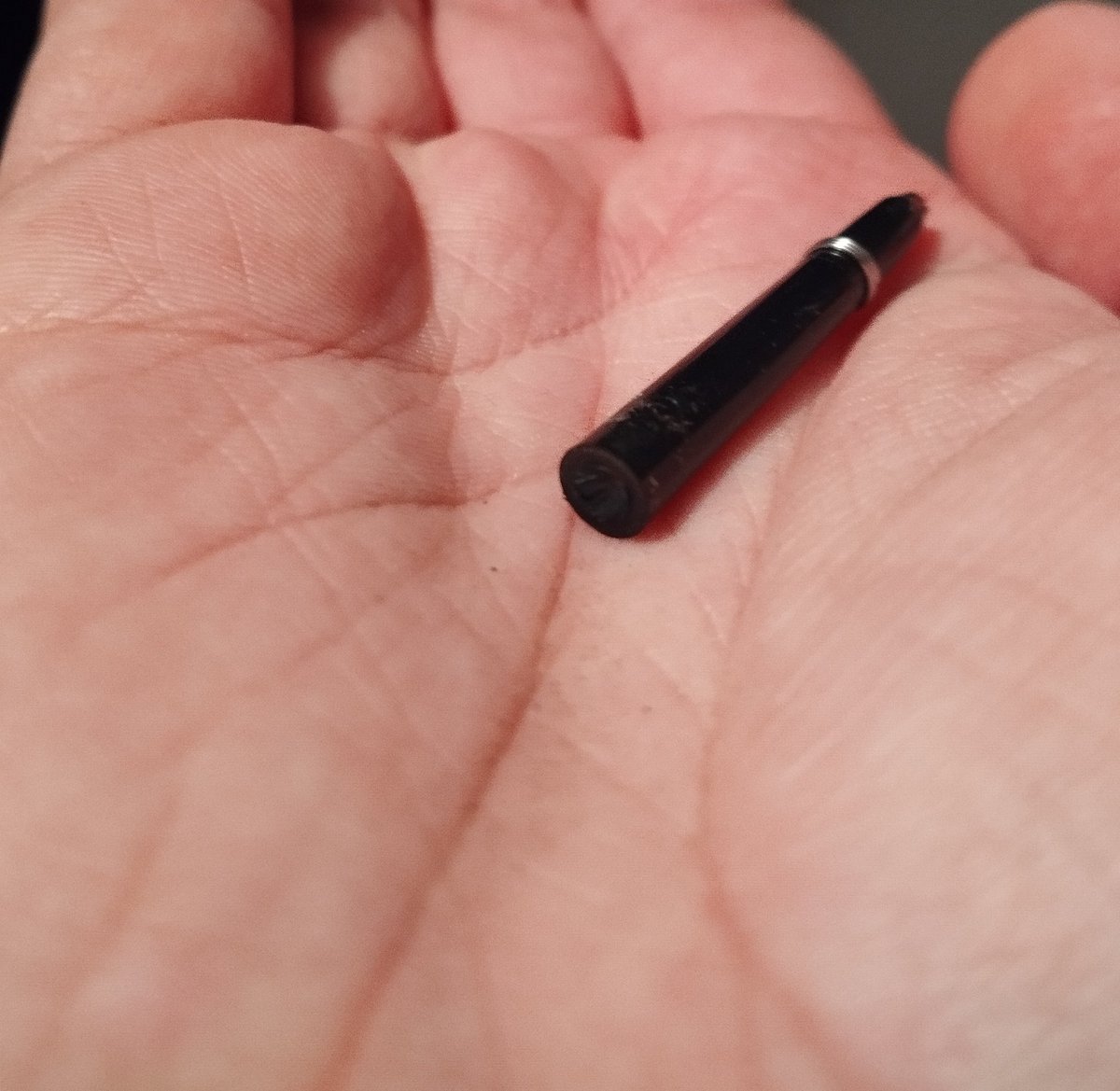 KacperBN's tweet photo. Siema, potrzebuję pomocy. Po roku grania zdecydowałem się na wolframy, i po kilkunastu rzutach jeden z nich niefortunnie spierdolił się na podłogę, shaft ułamał się wkręcony w barrel i nie wiem za bardzo co robić, da się to ogarnąć? @Magnusinho2 @ClaudioGoat #dart https://t.co/YakTzylHfU