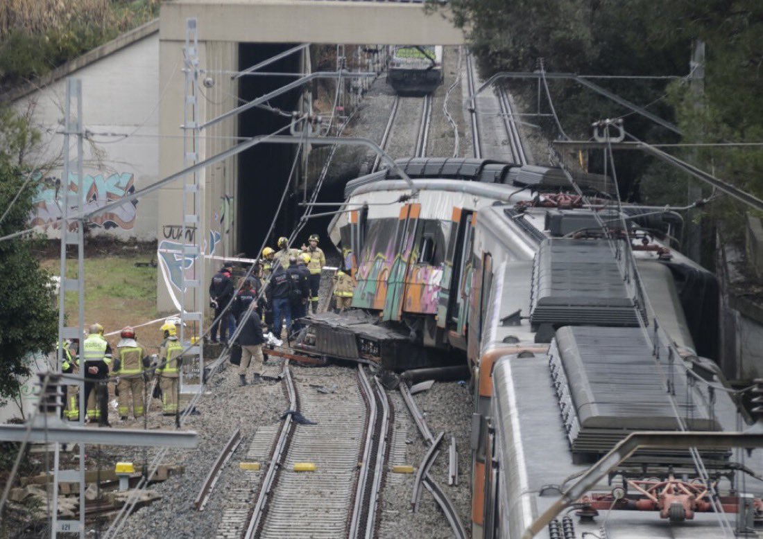 ATENCIÓ 14.27 h: Els Bombers alerten que el mur col·lapsat a Gelida podria afectar el pont de l’AP-7 que passa per sobre de les vies del tren.
👉🏻 Reclamen a ADIF i al Ministeri de Transports que facin una avaluació urgent per garantir la seguretat del pont.
👉🏻 Ara mateix, a