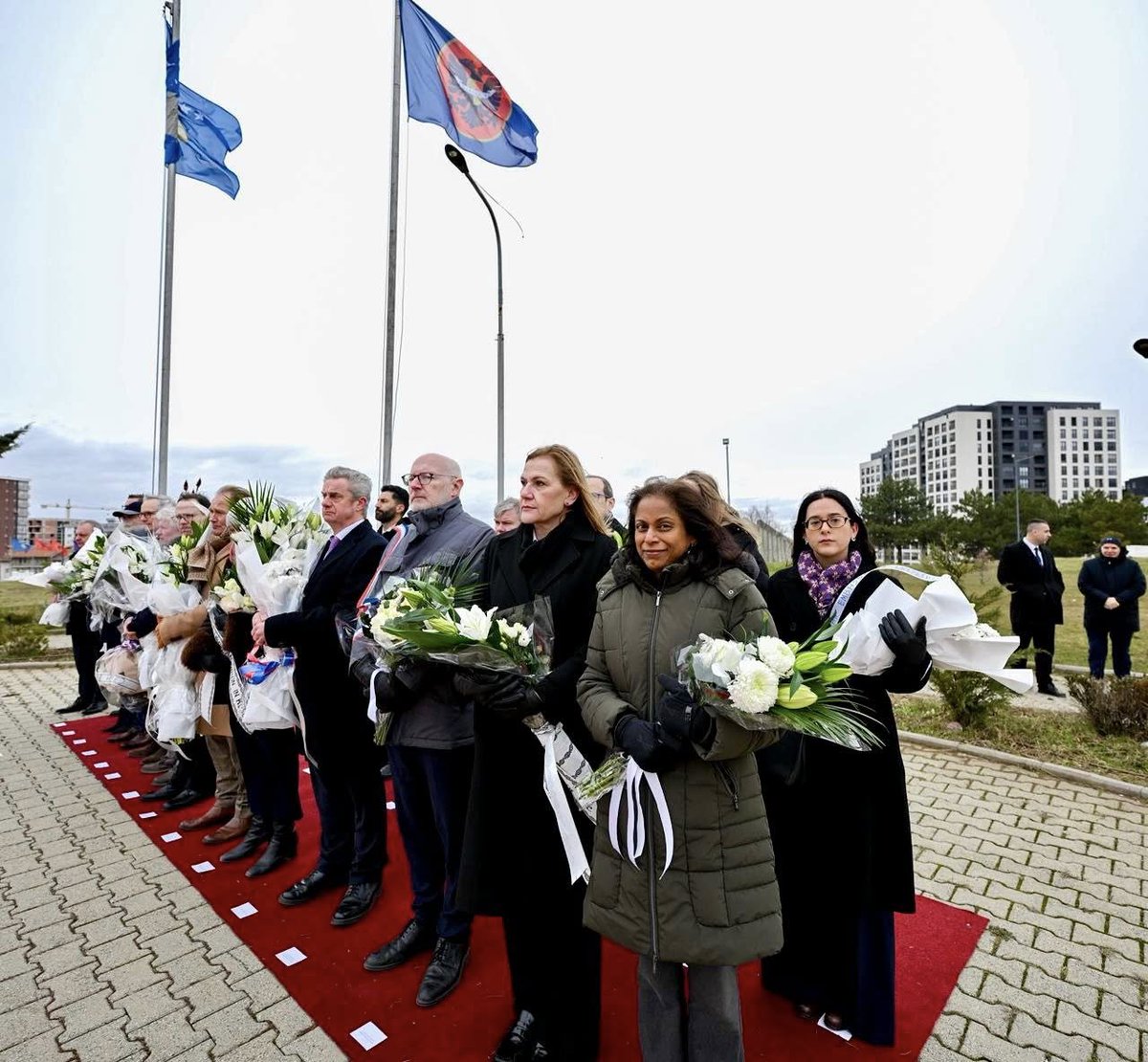 Sot, ambasadori i Francës, Olivier Guérot, vendosi një kurorë lulesh mbi varrin e Presidentit Ibrahim Rugova, me rastin e 20-vjetorit të vdekjes së tij.
Një burrë shteti vizionar dhe arkitekt i paqes, ai shkroi historinë e Kosovës me angazhimin e tij politik dhe intelektual.