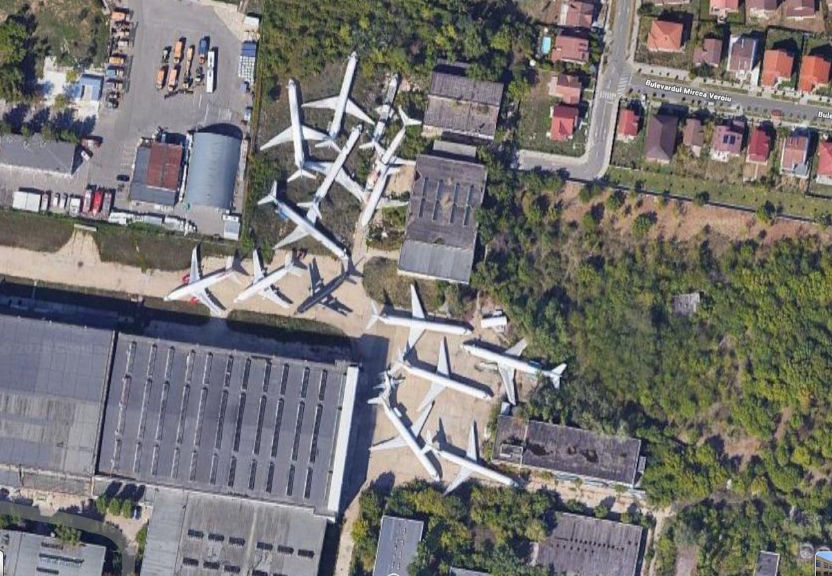 Romanian style: abandoned passenger planes casually yeeted on top of each other at Bucharest Băneasa - Aurel Vlaicu Airport. Google Maps: maps.app.goo.gl/8J9wzHaxPboXa3…
