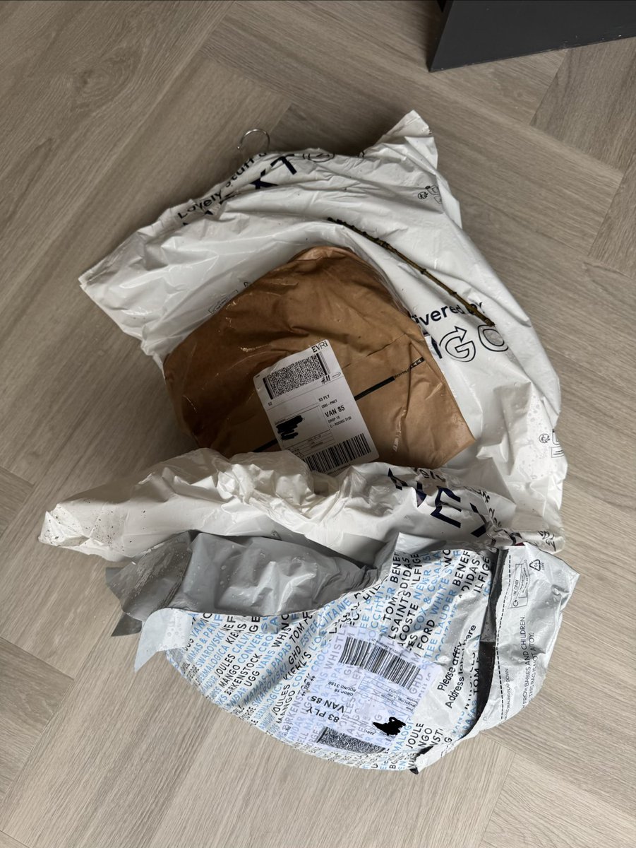 sseymourperry's tweet image. So this is how the morons @EvriDeliveryCom leave parcels in the pouring rain.