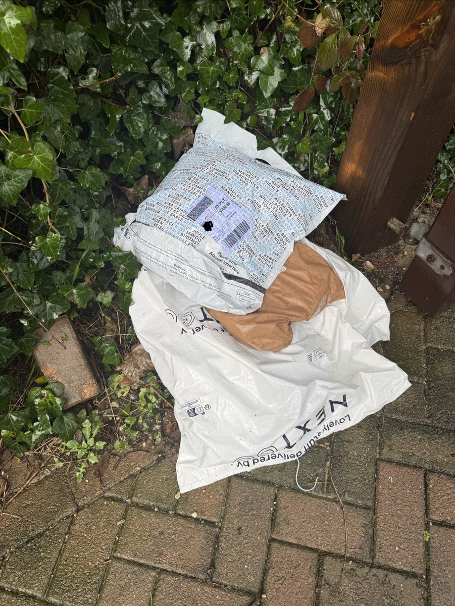 sseymourperry's tweet image. So this is how the morons @EvriDeliveryCom leave parcels in the pouring rain.