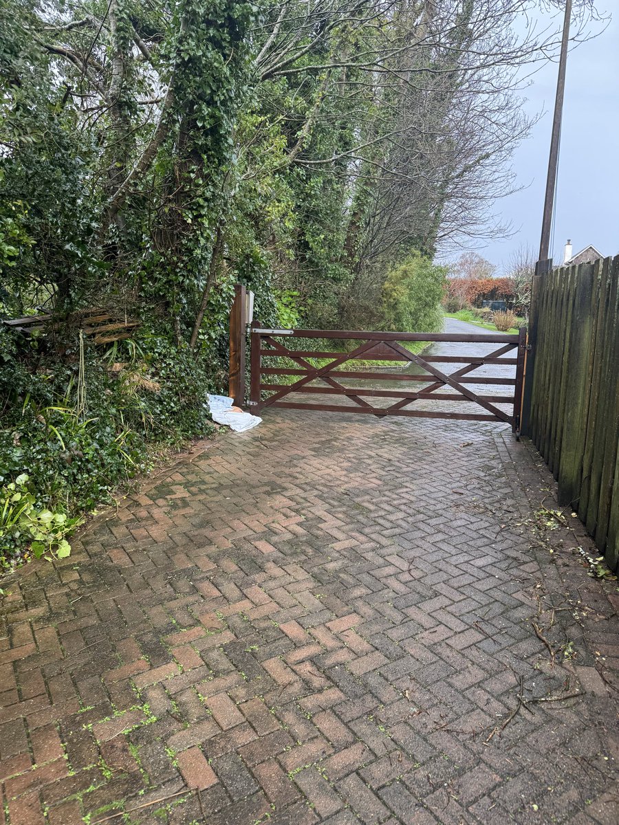 sseymourperry's tweet image. So this is how the morons @EvriDeliveryCom leave parcels in the pouring rain.