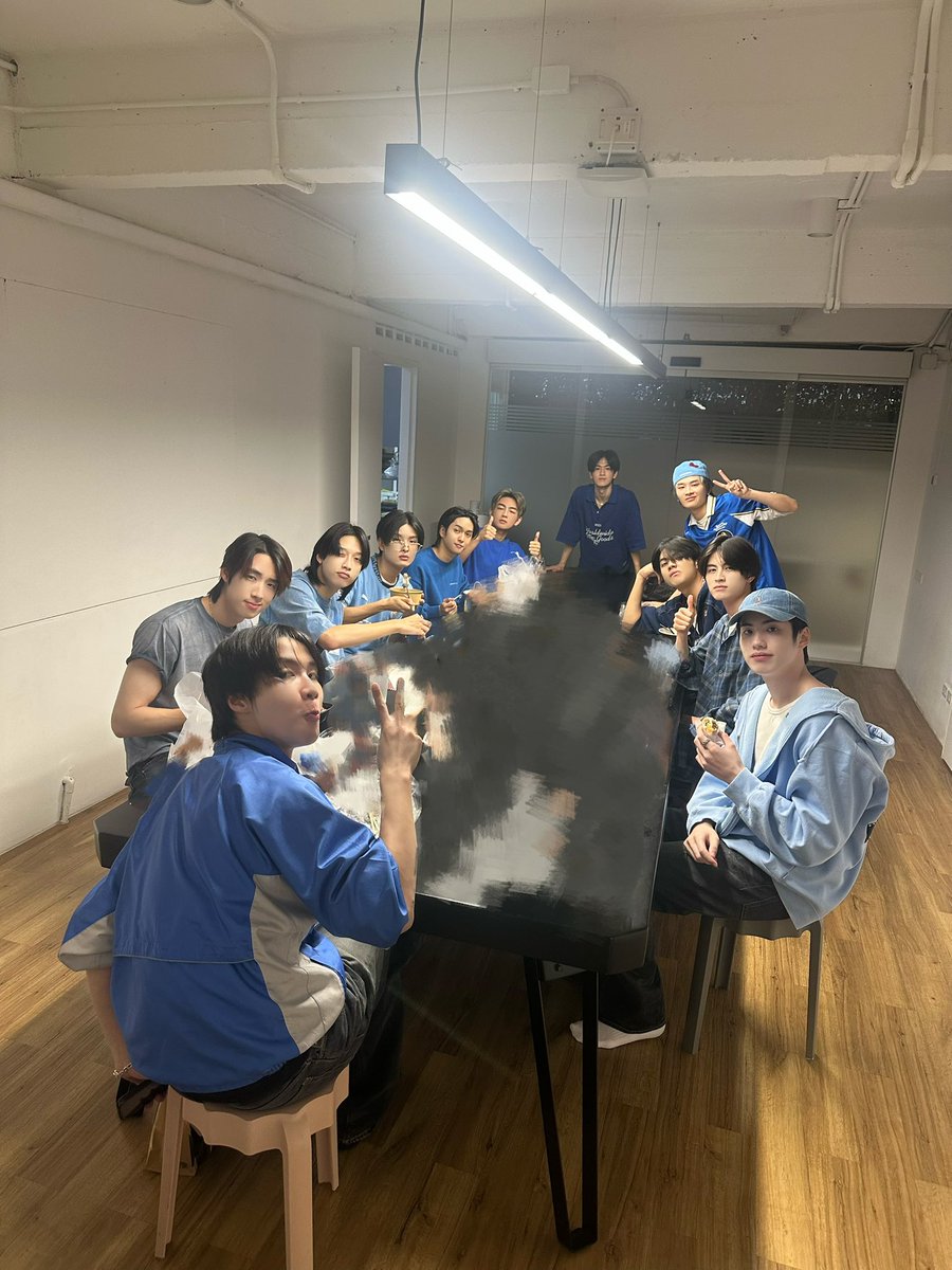 mintnk_'s tweet image. เดินเข้ามาแล้วเจองี้ น่ารักว่ะ5555555 ชั้นคือครูอนุบาลที่มีเด็กบอกว่าครูเหมือนเวโกเวลอบ
เรียกเช็คชื่อกินข้าวพักเที่ยงงานกีฬาสีสีฟ้า
เด็กชายน้อบ
เด็กชายม้าคจิ๊ด (หนีไปนอนกลางวัน)
เด็กชายบ๊วย
เด็กชายกะพง
เด็กชายจิ๊นทอด
เด็กชายเต็มเต็ม
เด็กชายตุ๊บป่อง
เด็กชายพุ
เด็กชายพี่เป้อ…