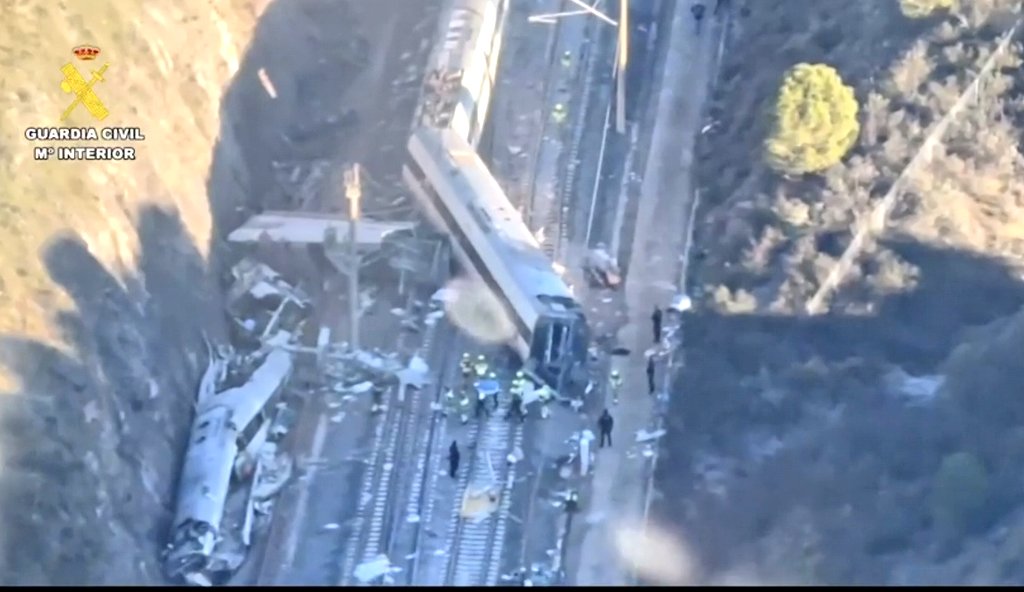 Iryo descarrila e invade vía del Alvia al tiempo que se cruza con él.

Alvia engatilla puntal del vagón, lo desplaza a su vía de origen y produce vuelco de máquina Iryo.

Conforme vuelca, máquina Alvia impacta, le arranca el bogie y se produce segado de máquina Alvia.

Saber qué