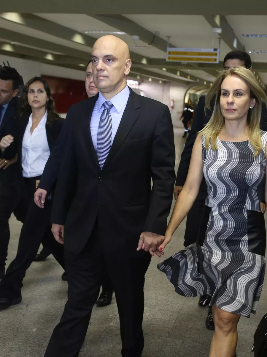 deltanmd's tweet image. Com o Toffolão, o STF vive a sua pior crise de imagem desde a Vaza Toga

Se Moraes violando direitos já era ruim, o que dizer de familiares de ministros lucrando milhões com gente investigada pelo próprio STF?

Só que Toffoli já avisou: não vai largar o osso do Banco Master