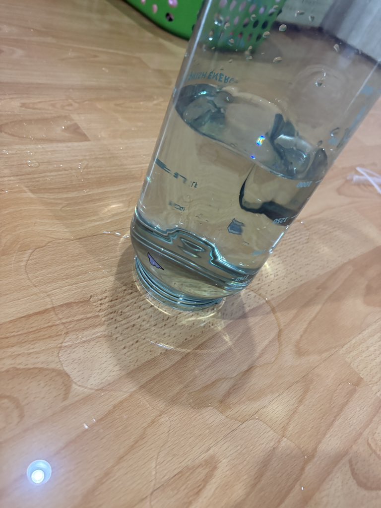 Tormai_SVLN's tweet image. เหตุเกิดตอนตีหนึ่ง กระติกน้ำหลุดมือเลยวิ่งไปเปิดไฟ แล้วก็เห็นภาพนี้ ช่วยด้วยช่วยด้วย566655555556665555555555556655665555555655555555655555555555555555555555