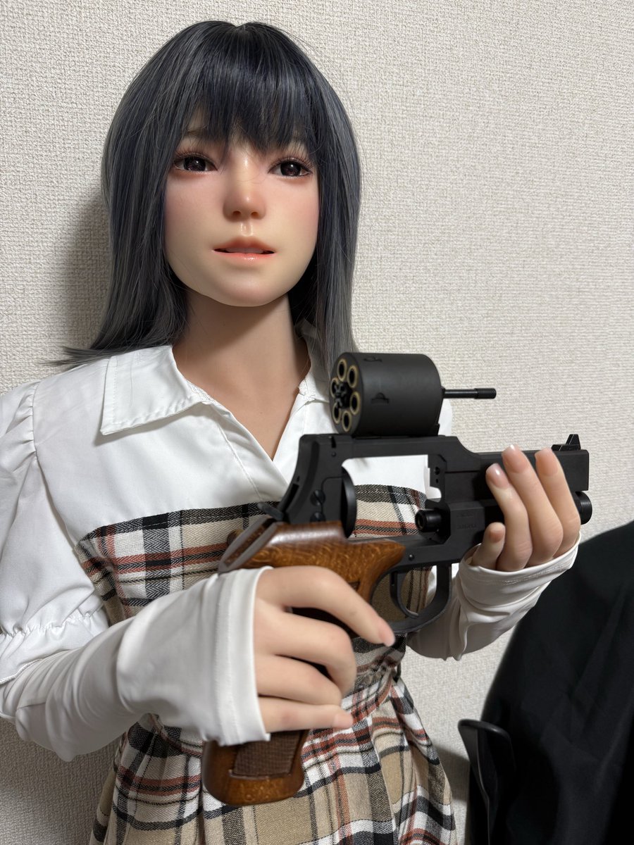 R45Riva53613's tweet photo. Hand Gunを買ってくれました😃
あっREVOLVERなんだ……
へぇーMATEBAって言うんだ……☺️
#MATEBA
#等身大ドール
#momedoll https://t.co/I2Np89Ytwa