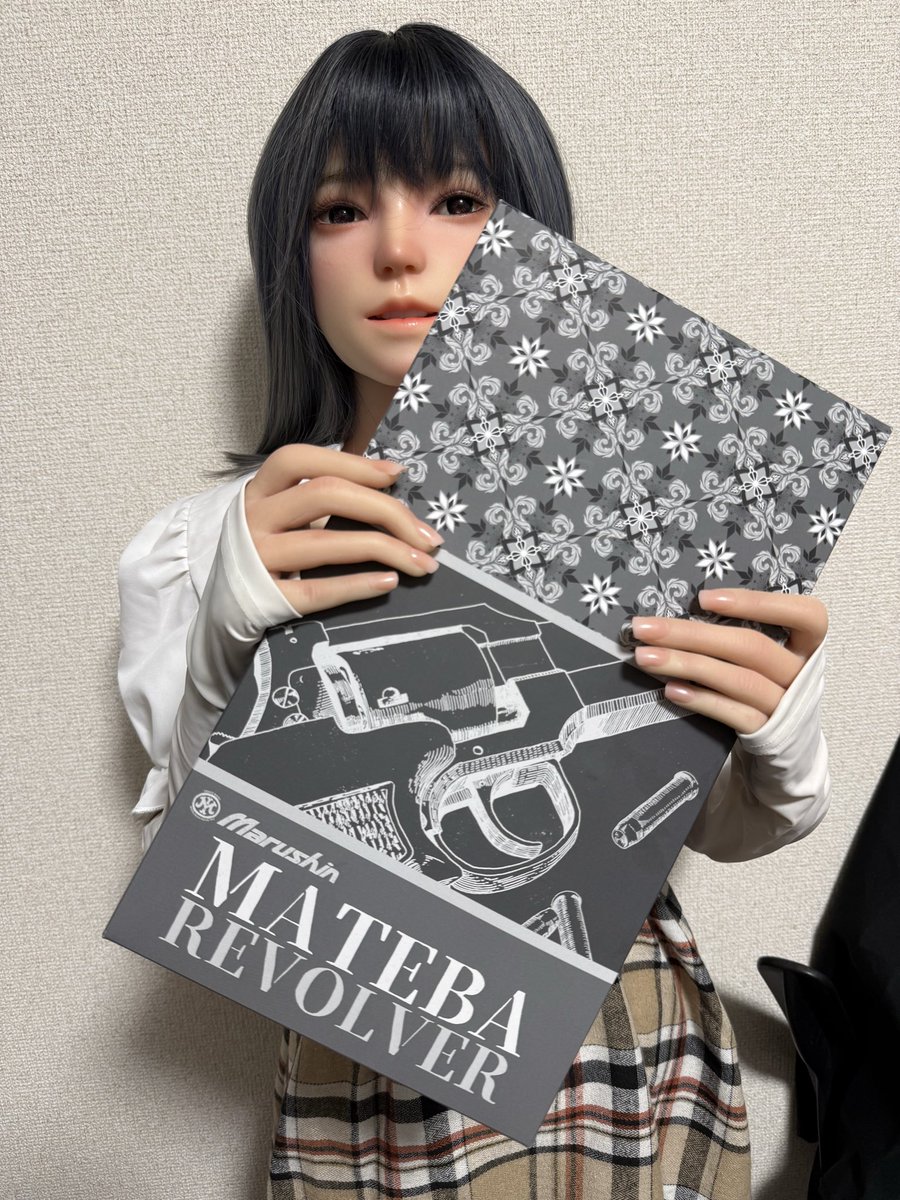 R45Riva53613's tweet photo. Hand Gunを買ってくれました😃
あっREVOLVERなんだ……
へぇーMATEBAって言うんだ……☺️
#MATEBA
#等身大ドール
#momedoll https://t.co/I2Np89Ytwa