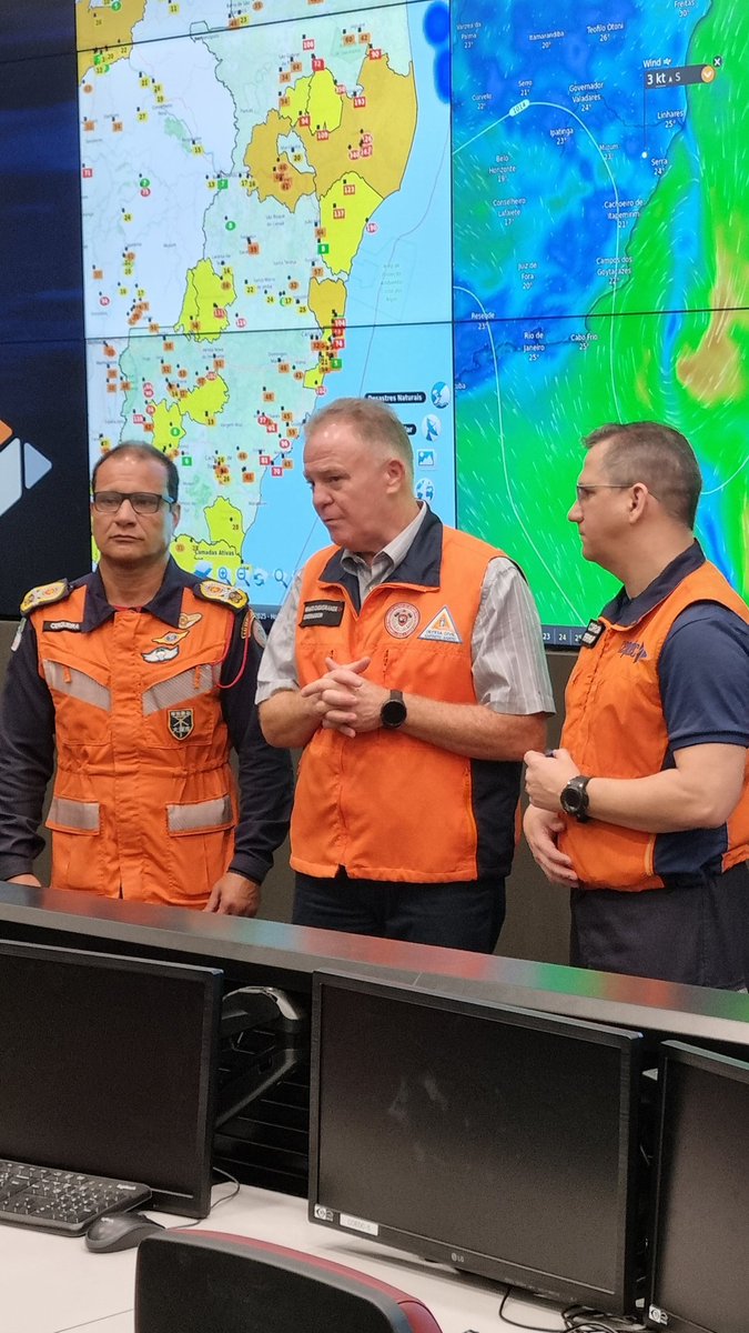bombeirosES's tweet photo. O Governo do Estado, por meio da atuação integrada do Governador do Espírito Santo, do Secretário de Planejamento, do Comandante-Geral do CBMES e de demais militares, acompanha de forma contínua o monitoramento das chuvas em todo o território capixaba. https://t.co/C9EA374U9p