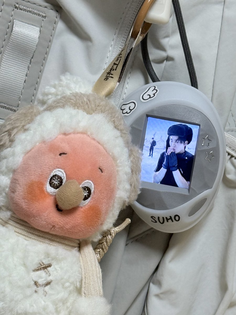 ttena_0408's tweet photo. 엑소 다마고치(아님) 못생긴거 살려보겠다고 집에 있는 스티커 다 뒤졌는데 어렵다..ㅎ 글구 SD카드 빼서 사진 넣을 수 있어용 영상은 안됨 근데 픽셀 사이즈랑 용량 다 조절해서 넣어야해서 좀 귀찮음ㅋㅋㅋ근데 예뿐 사진 해놓고 가방에 다니까 쫌 괜찮은듯🥹 https://t.co/gM5pLuGCya