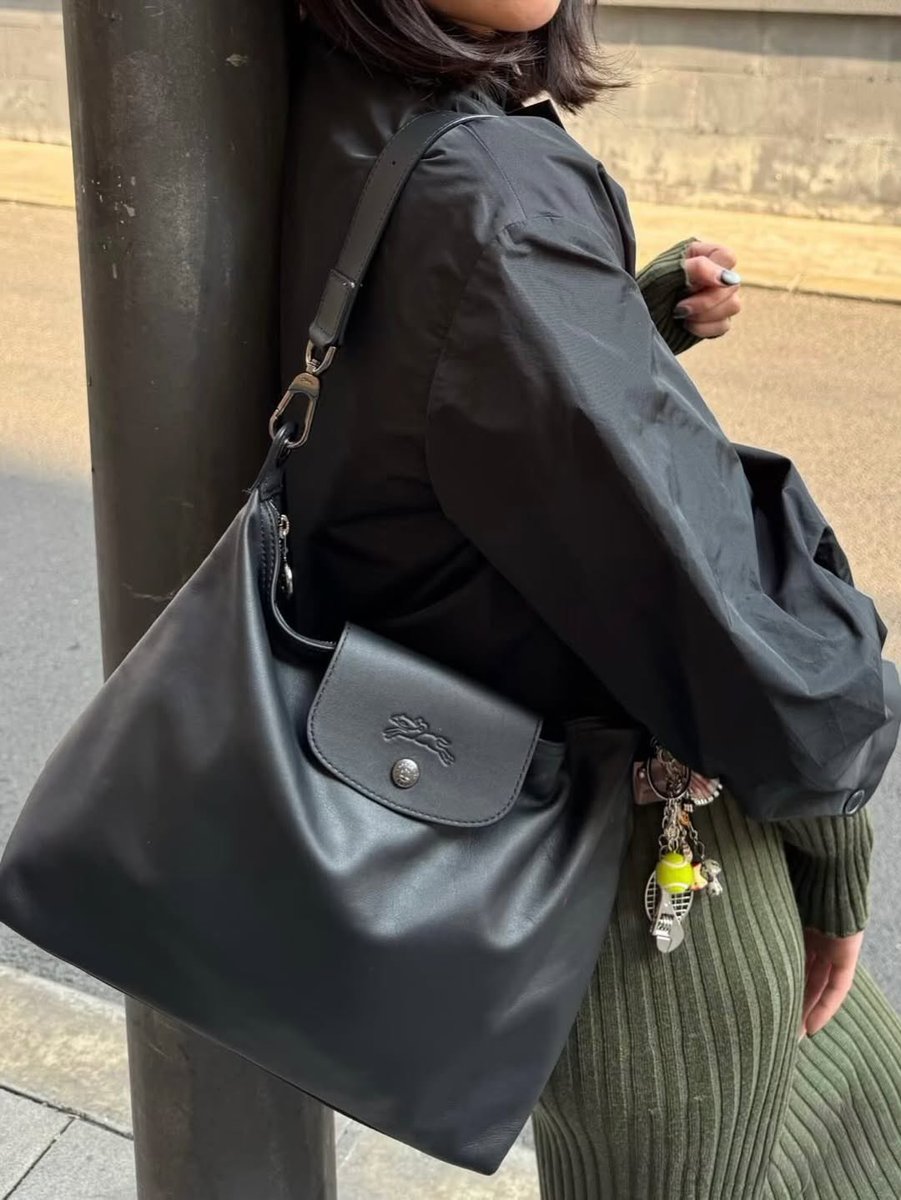 pamvonhadder's tweet image. longchamp le pliage hobo bag 🖤🖤🖤